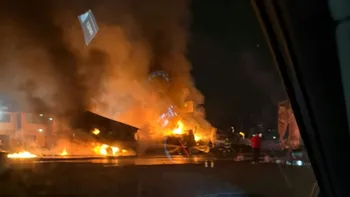 Bomberos y Protección Civil sofocaron las llamas y continuaron con labores de enfriamiento y retiro de escombros.