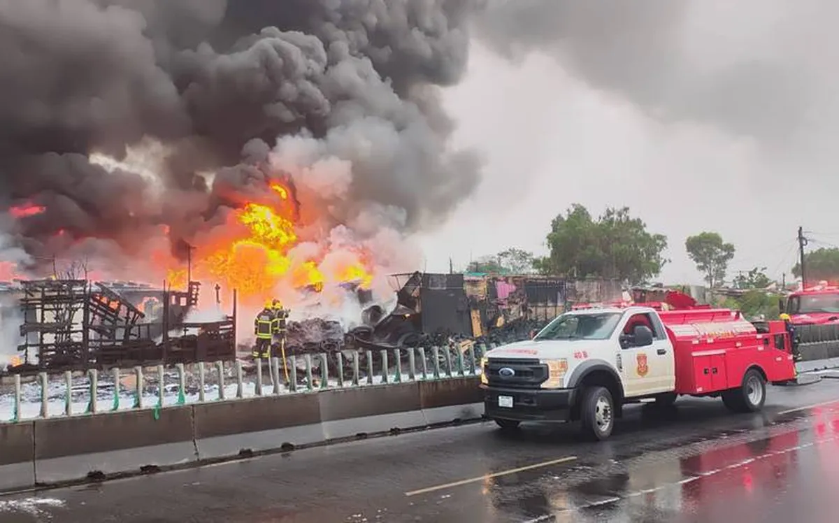 [Video] Incendio en Nezahualcóyotl deja vehículos calcinados
