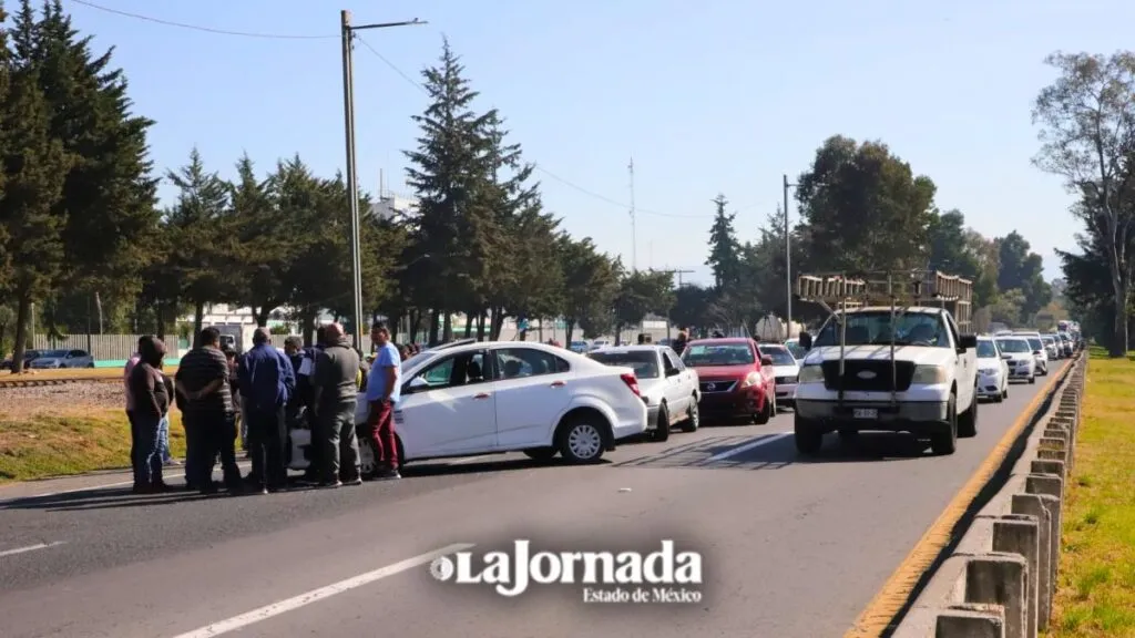 Taxistas cierran Tollocan, dirección a Toluca