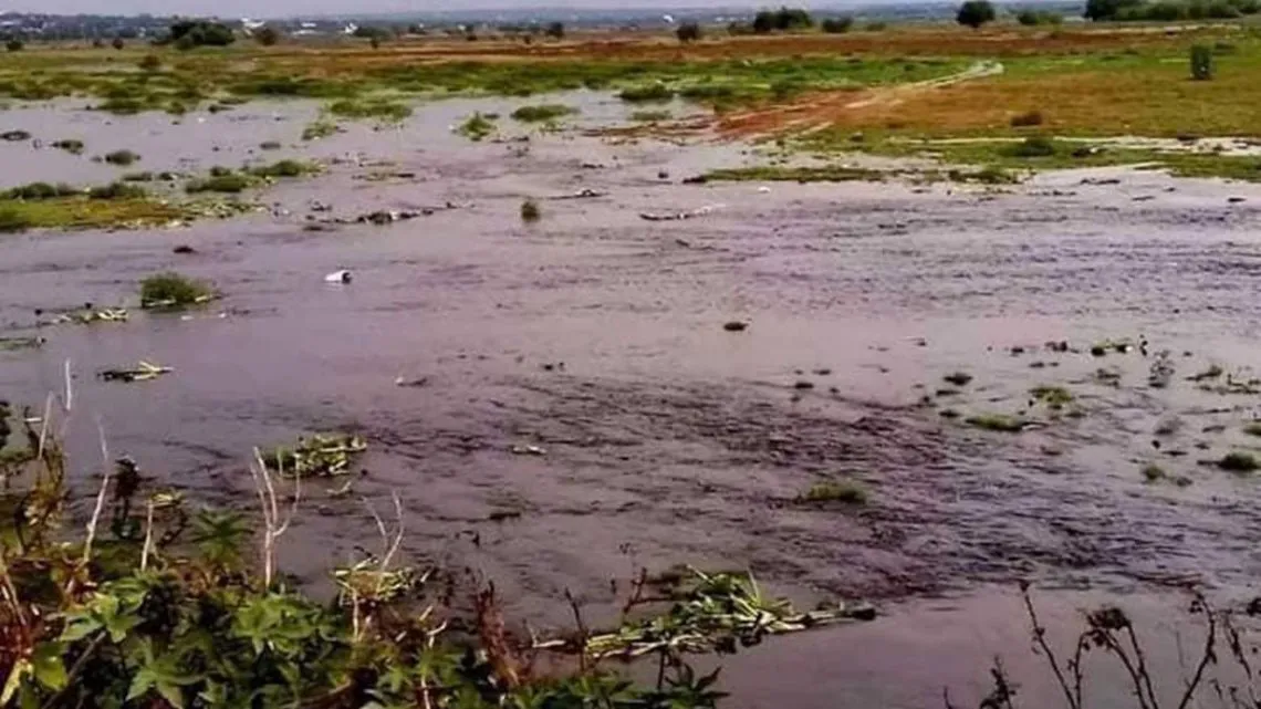 Se agrietan parcelas tras desbordarse río en Atenco