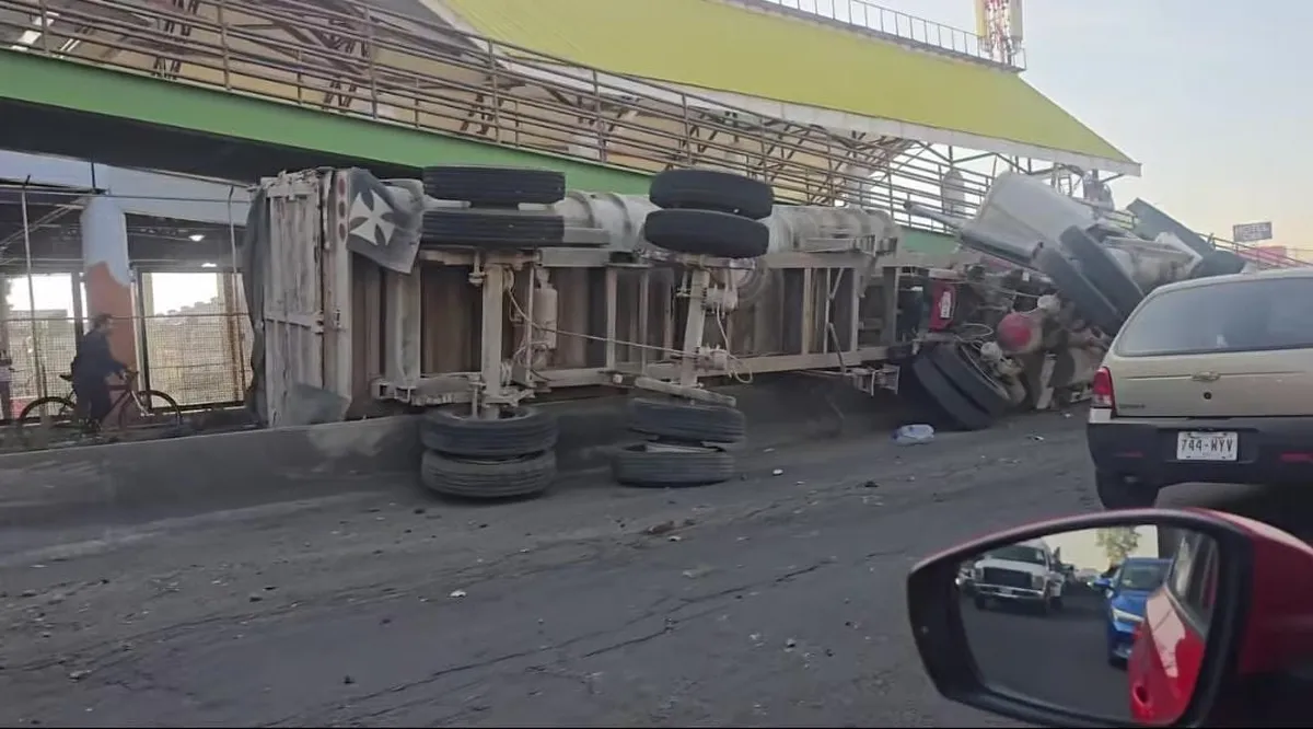[VIDEO] Se vuelca tráiler en Metro Ecatepec con dirección a CDMX