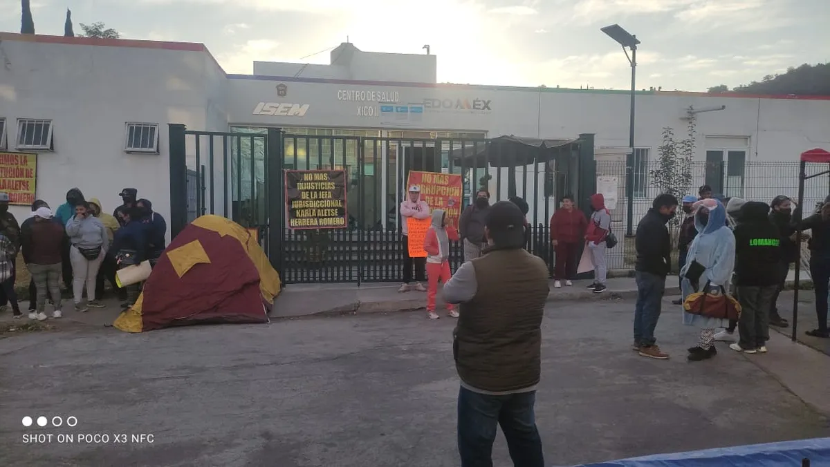 Protesta de trabajadores del ISEM Amecameca: exigen respuesta a sus demandas