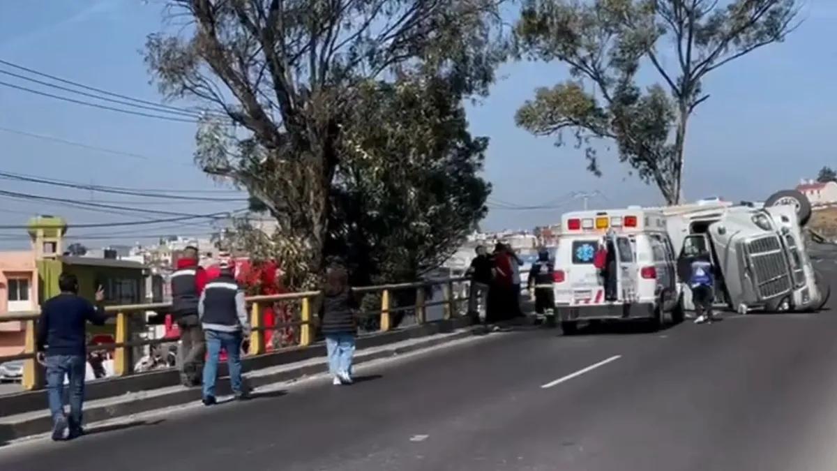 Tráiler sufre accidente sobre la carretera Atlacomulco