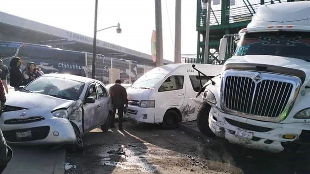 México Querétaro: Carambola entre tres vehículos frente a la Central de Autobuses