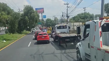 Grúas y transportistas bloquean la autopista México–Querétaro en dirección a Querétaro