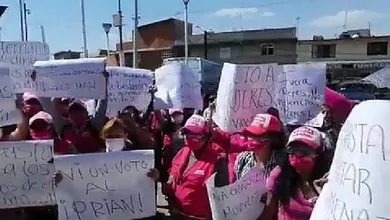 simpatizantes de Fuerza Por México manifestándose a las afueras del Ministerio Público de Los Reyes La Paz en conta del candidato del PRI