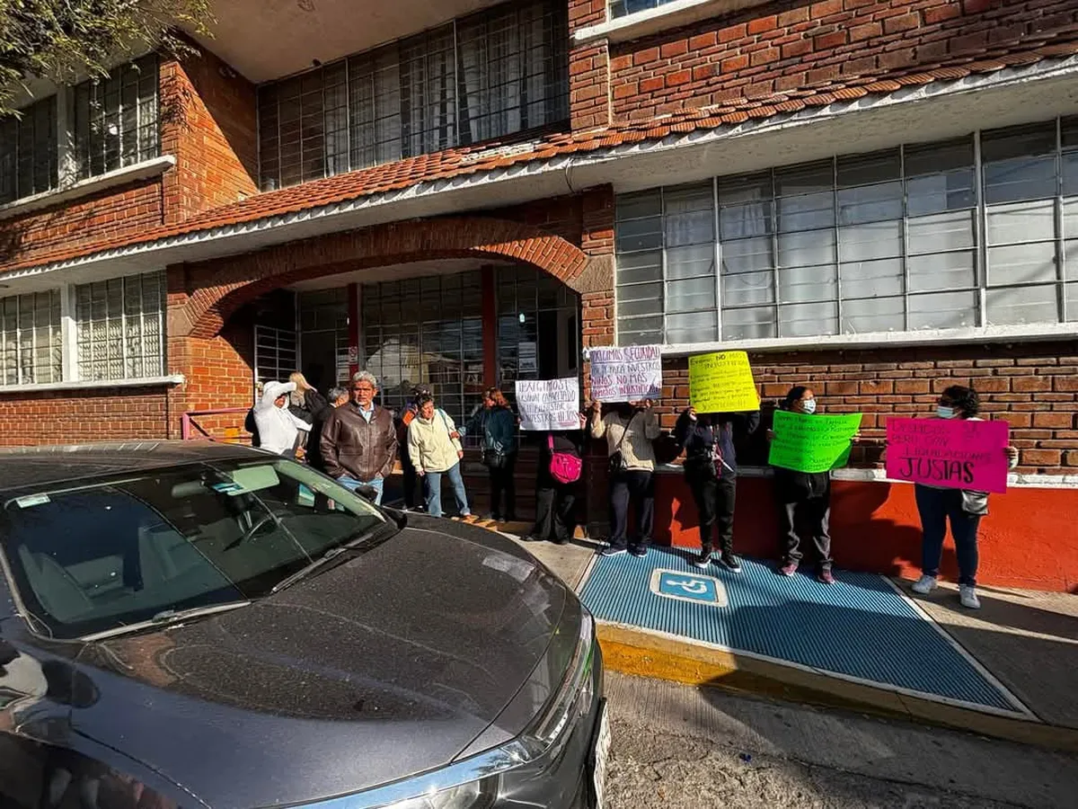 Bloquean trabajadoras todas las entradas al DIF Tlalnepantla