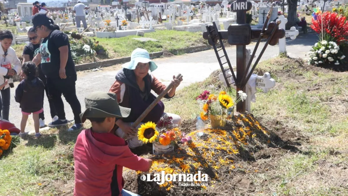 Valle de México: Miles de personas visitan los panteones dejando calles semivacías