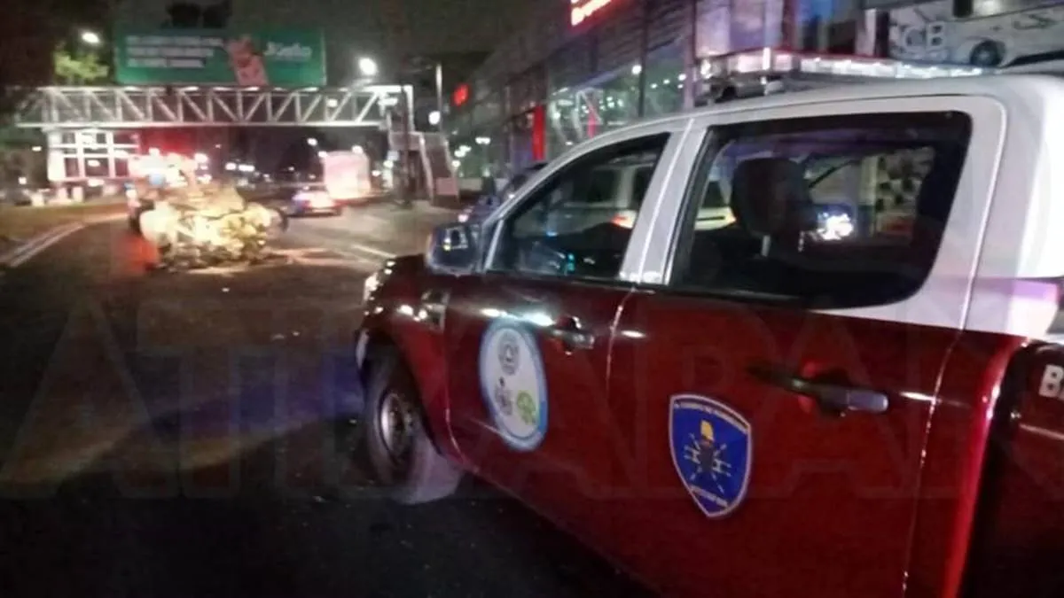 Atizapán: Se voltea auto sobre Boulevard Adolfo López Mateos