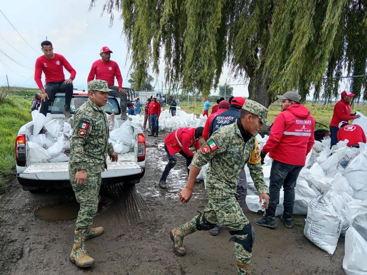 Retiran tapones de basura en el Río Lerma