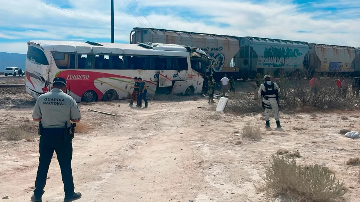El accidente ocurrió cuando el conductor de la unidad intentó ganar el paso al ferrocarril en movimiento.