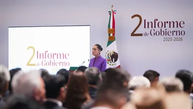 La presidenta Claudia Sheinbaum presenta los resultados económicos durante su Segundo Informe de Gobierno en Palacio Nacional.
