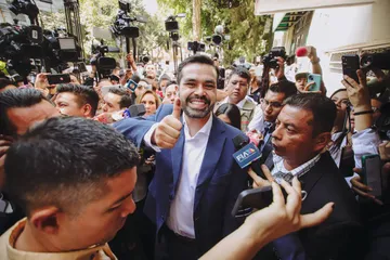 “Vota sonriendo”, dice Máynez al emitir su voto