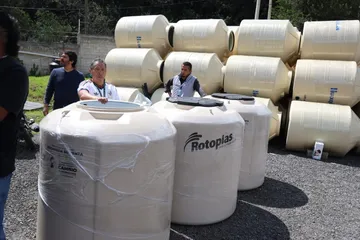 Continúa Huixquilucan con la entrega de tinacos