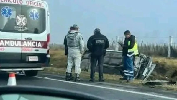 Automóvil vuelca en la Toluca-Atlacomulco