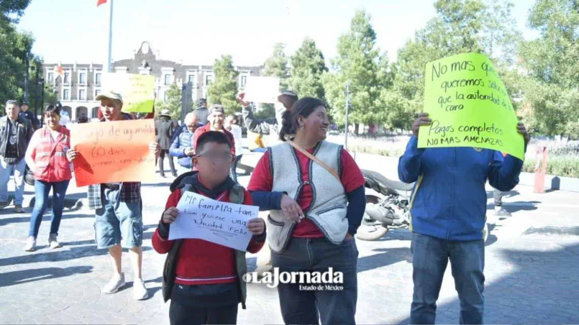 Bomberos de Toluca se manifiestan frente al Ayuntamiento
