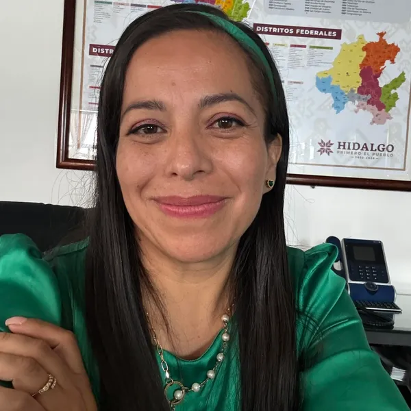 Bertha Miranda vestida de naranja en Hidalgo durante el Día Naranja, en medio de críticas por su postura frente a protestas feministas.