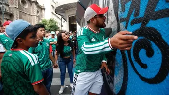 Aficionados forman largas filas para ingresar al Fan Fest del Zócalo en medio de una importante aglomeración.
