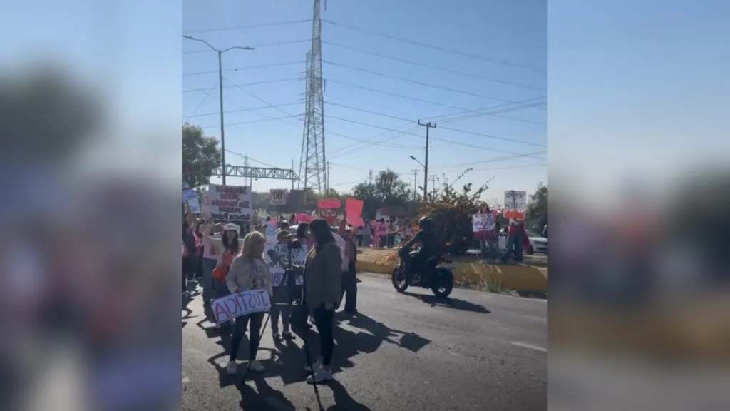 Con bloqueo familiares y amigos exigen reclasificar el asesinato de Renata Palmer a feminicidio