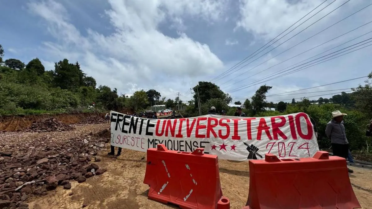 Exigen universitarios reapertura rápida de la Tenango-Tenancingo; se manifiestan en medio de obras