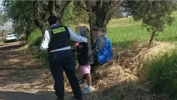 La menor señaló que su madre nunca regresó y que de hecho ya llevaba varios días en el terreno baldía esperando a que ella volviera y la llevara a casa. Foto: Policía Morelia