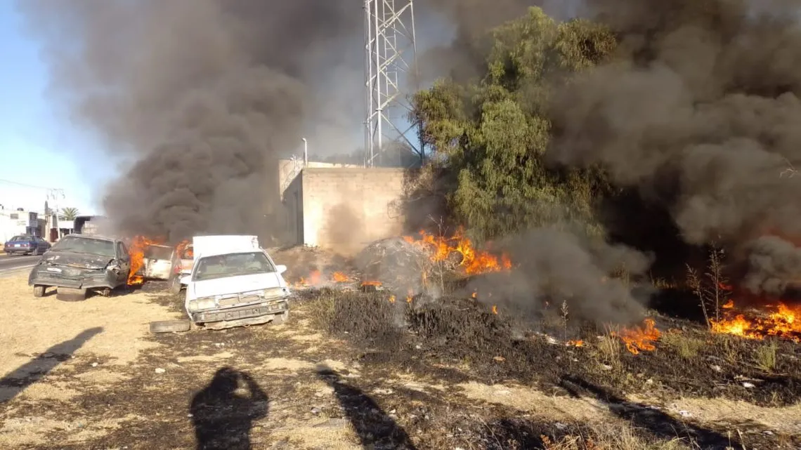 Automóviles se calcinan durante un incendio en deshuesadero de Texcoco