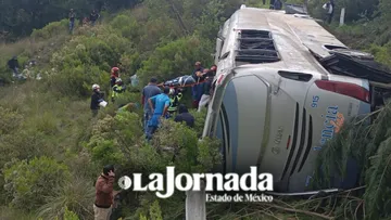 Camionazo deja dos muertos y suma siete lesionados en la Toluca-Zitácuaro [Actualización]