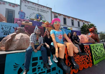 Cartoneros de Ecatepec crean ofrenda monumental de 13 metros para el Día de Muertos
