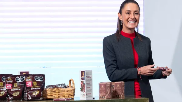 Sheinbaum presentó el chocolate con cacao a precio justo, hecho con hasta 50% de cacao y producido por comunidades de Sembrando Vida.