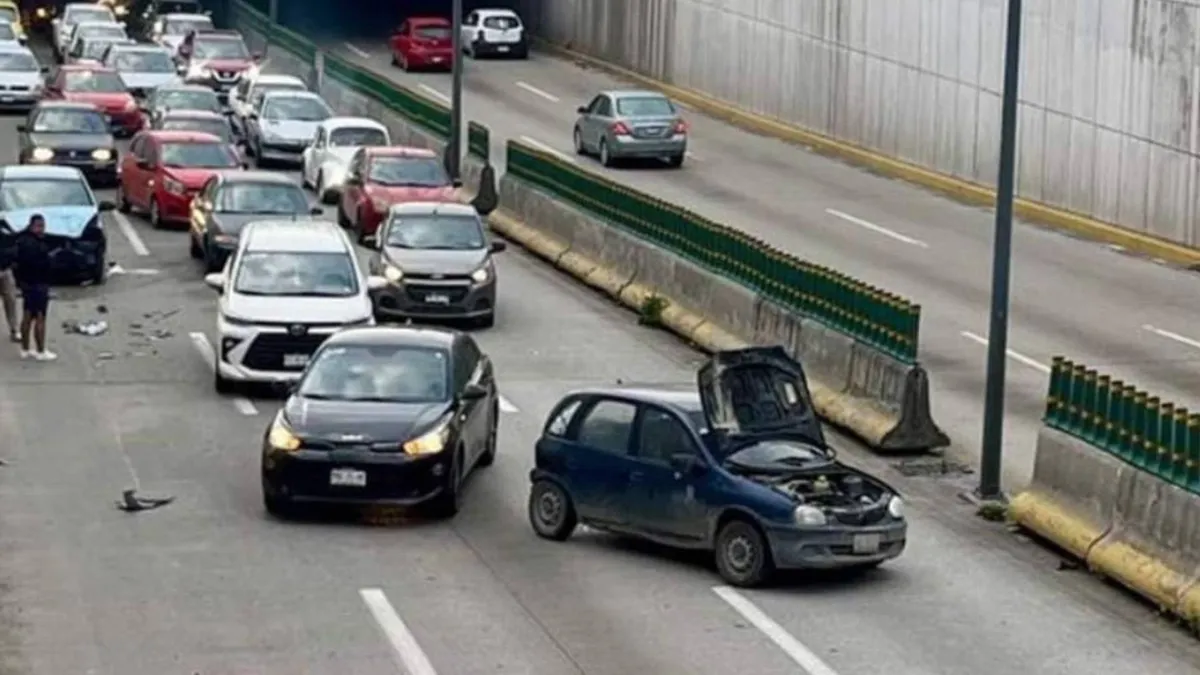 Caos vial por fuerte accidente en Paseo Tollocan
