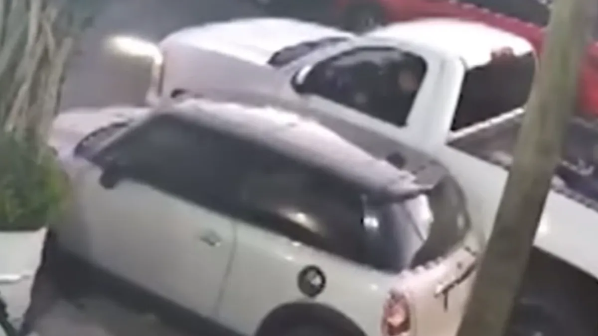 Tras el impacto, en lugar de asumir su responsabilidad, el sujeto dio marcha atrás y huyó del lugar.