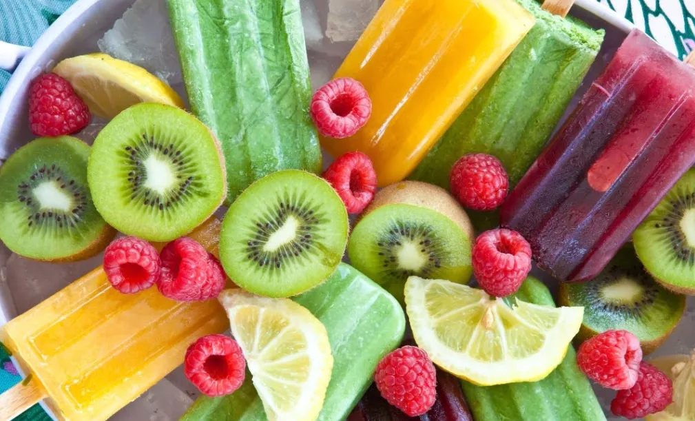 ¿Mucho calor? Estos alimentos te rehidratan igual que el agua, según la ciencia