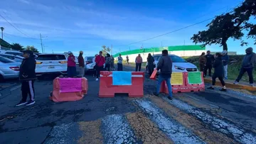 Vecinos de la Zona Esmeralda, Atizapán, realizan bloqueo por caos vial