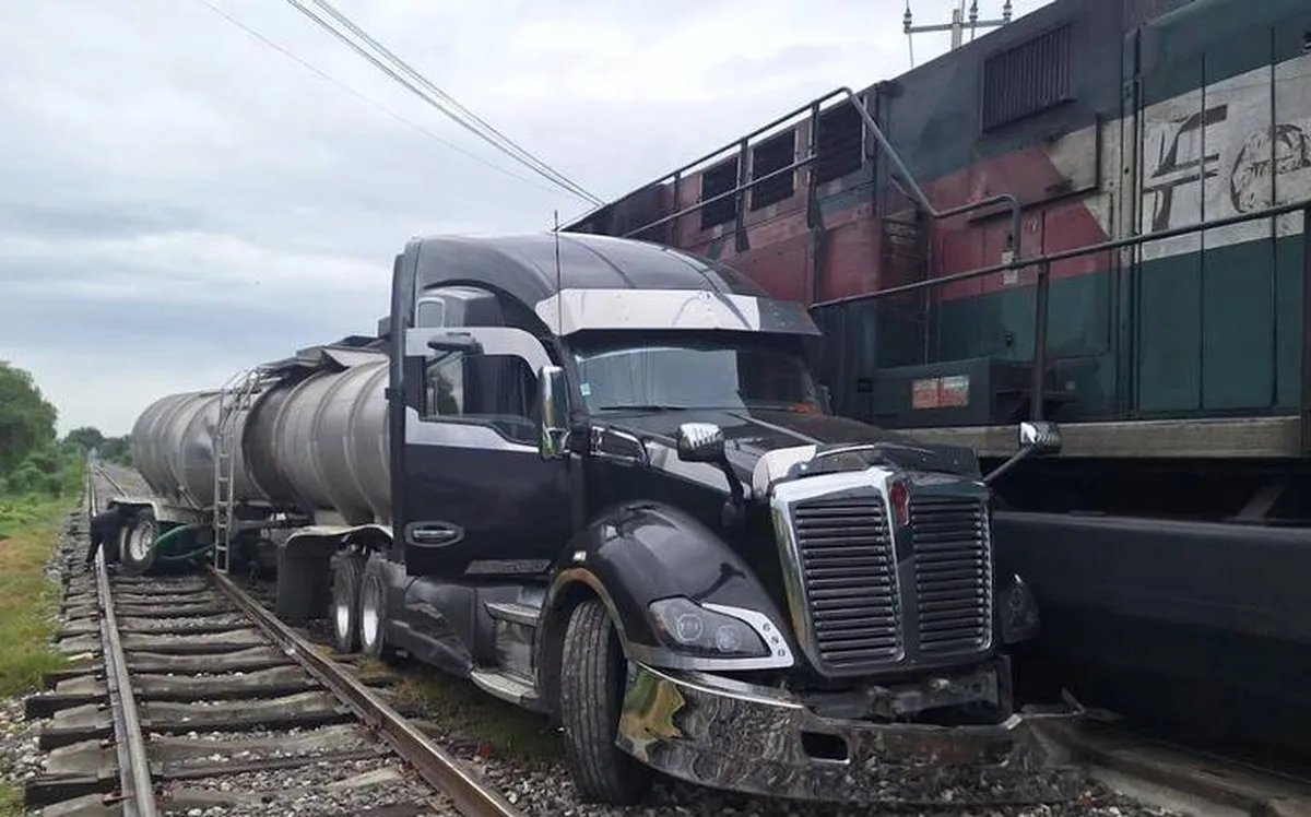 Tráiler embestido por tren en Otumba causa caos vial y daños materiales