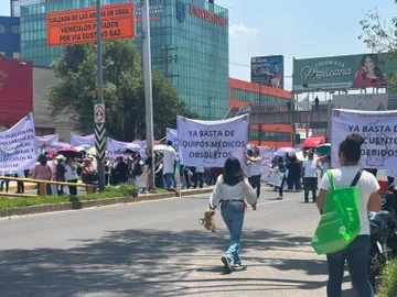 Personal de salud bloquea avenida en Naucalpan