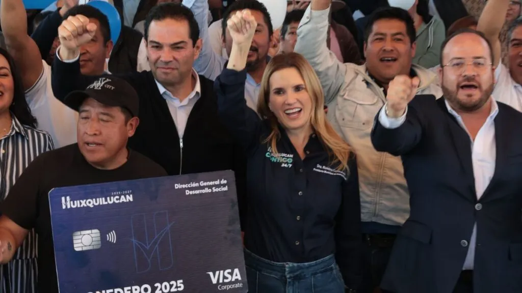Huixquilucan continúa la entrega de más de 14 mil monederos electrónicos y becas municipales