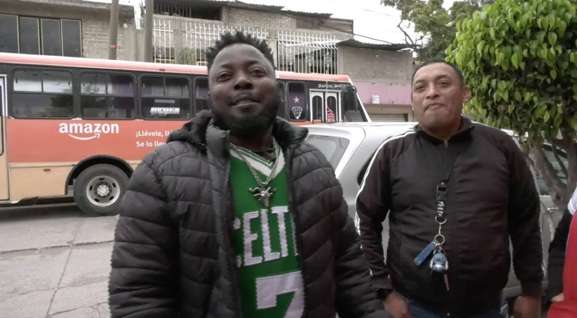 Valle de Chalco: artista africano ayuda a los migrantes