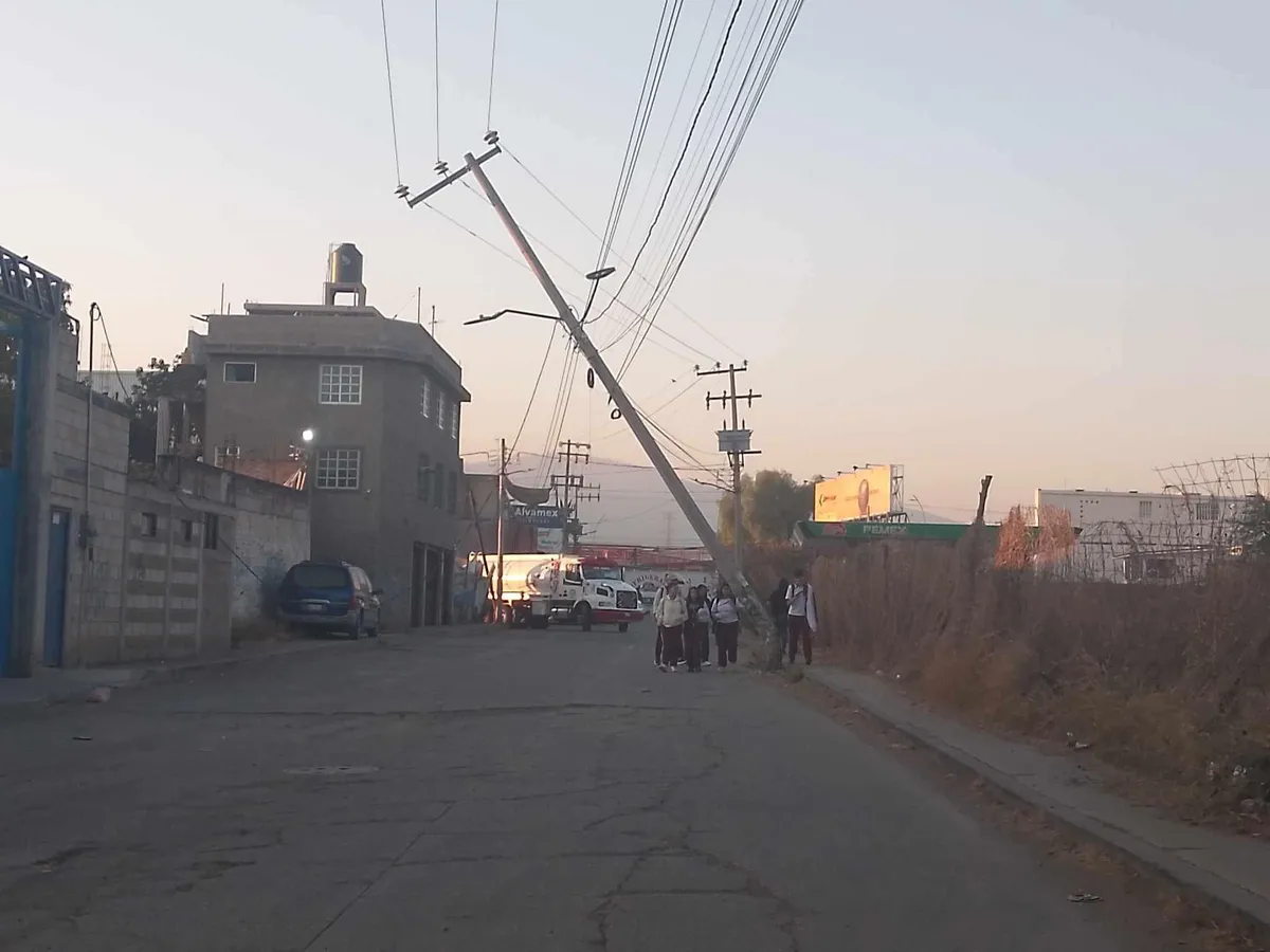 Poste a punto de caer pone en riesgo a estudiantes en Tultitlán