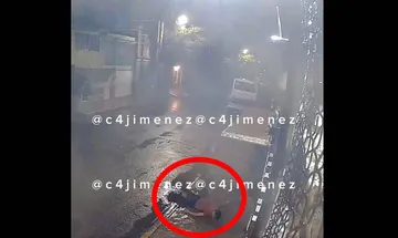 En un video que ya circula en redes sociales donde un sujeto luego de golpear a su esposa trata de huir desde la azotea. Foto: Captura