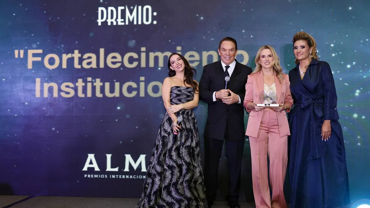 Romina Contreras recibe premio internacional por  “Huixquilucan contigo 24/7”  