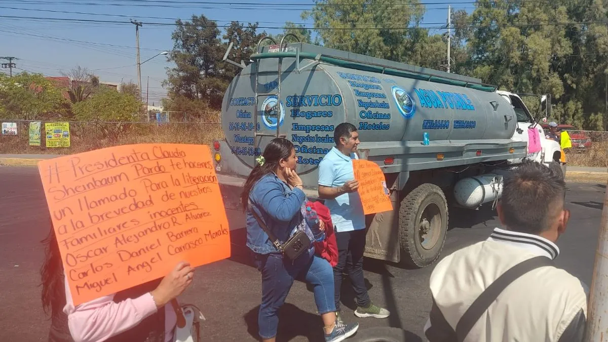Manifestantes bloquean av. Bordo de Xochiaca
