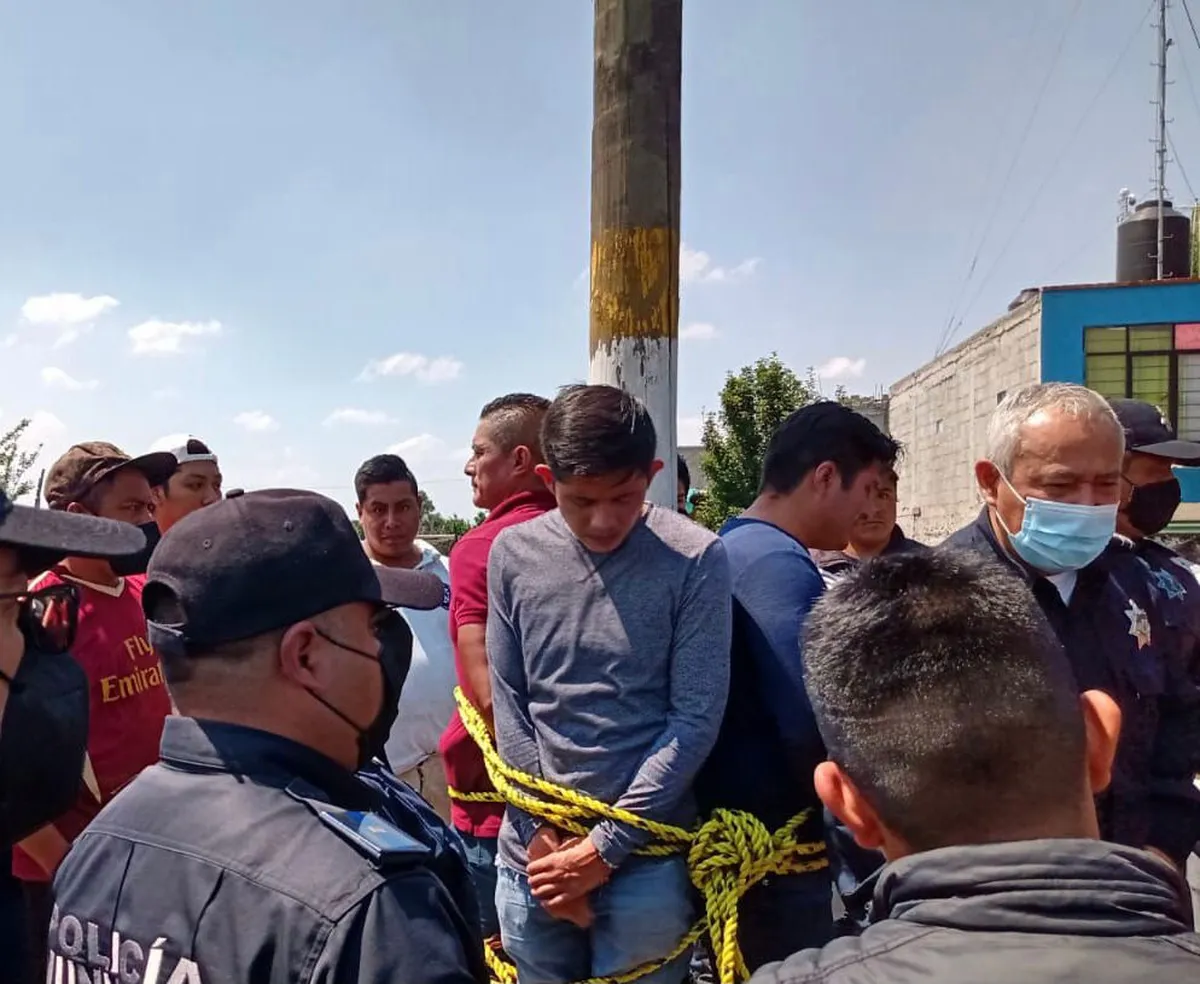 La turba agredió físicamente a cuatro oficiales municipales, quienes están fuera de peligro aunque tuvieron que recibir atención médica