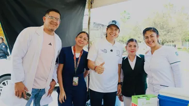 Personal de salud aplicando vacunas en módulo móvil de San Nicolás de los Garza.