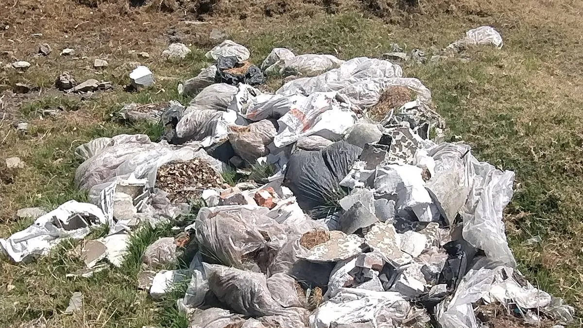 Vecinos denuncian basurero clandestino en Almoloya de Juárez