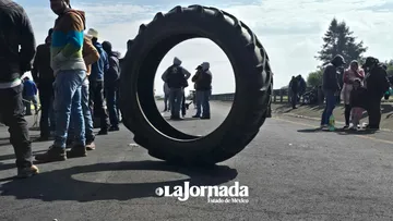 La protesta ha generado afectaciones a la circulación en esta importante vía de comunicación.
