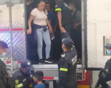 Elementos de la secretaria de seguridad rescatan a 47 migrantes que eran transportados en la caja de un traíler