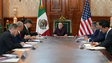 A la izquierda, la comitiva de Estados Unidos, encabezada por el subsecretario de Estado, Christopher Landau; al centro la presidenta Sheinbaum, y a la derecha el canciller Juan Ramón de la Fuente y el secretario de Seguridad Omar García Harfuch
