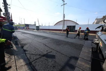 Transforman vialidades de Chimalhuacán con tren de repavimentación