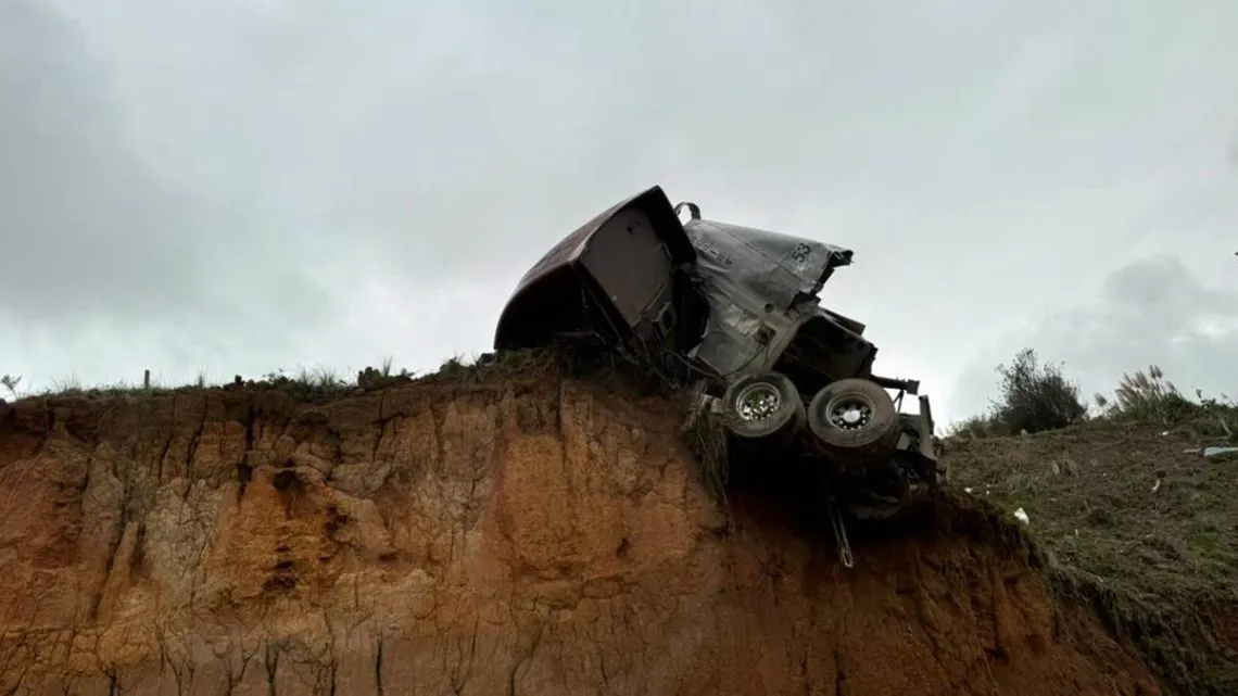 Toluca- Naucalpan: Vuelca tráiler, rampa no fue suficiente