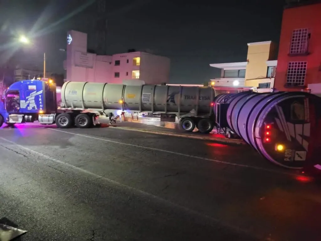 Vuelca tráiler en Atizapán afectando la circulación vial en ambos sentidos